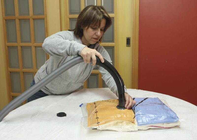 Irene Loureiro ensina como guardar itens de cama e mesa que ficarão muito tempo guardados ou sem uso: segredo está na embalagem | Aniele Nascimento/ Gazeta do Povo