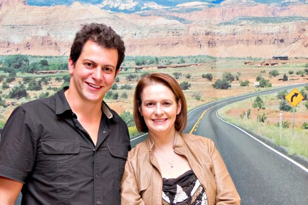 Beto Madalosso com a superintendente do ParkShoppingBarigüi, Jacqueline Lemos, na badalada abertura de sua exposição fotográfica Los Angeles, Hot Dogs, New York, sobre sua viagem de motocicleta pelos Estados Unidos. A mostra pode ser visitada até o fim do mês | Naideron Jr.