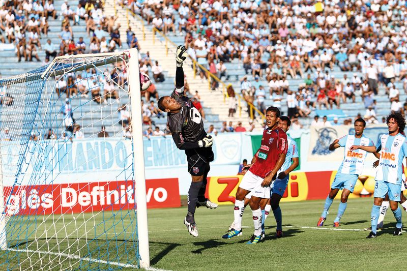 Os jogadores do Toledo e do Londrina observam a bola passar pelo goleiro do time visitante no empate por 1 a 1 no Estádio do Café | Roberto Custódio/ Gazeta do Povo