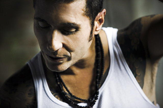 Dinho grava canções românticas em inglês | Divulgação