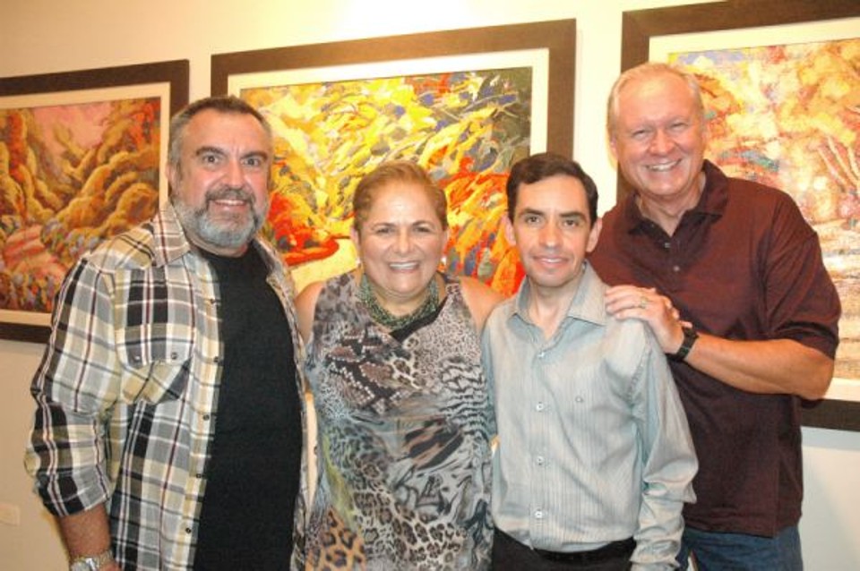 A marchande Munira Calluf e o pintor Belmiro Santos (ambos ao centro) com Murilo Cruz (à esq.) e Michael Wilke no coquetel pelos 12 anos de sua galeria de arte Um Lugar ao Sol, comemorados com a mostra Múltipla, de Belmiro | Amanda Calluf