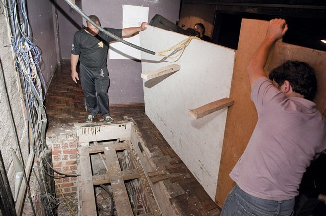 Iluminadores são obrigados a trabalhar ao lado de fosso |