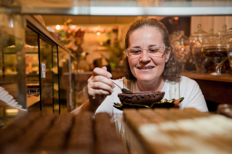 Márcia Bortoloci, da Rose Petenucci, mostra o ovo recheado com brigadeiro mole | Marcelo Andrade/ Gazeta do Povo