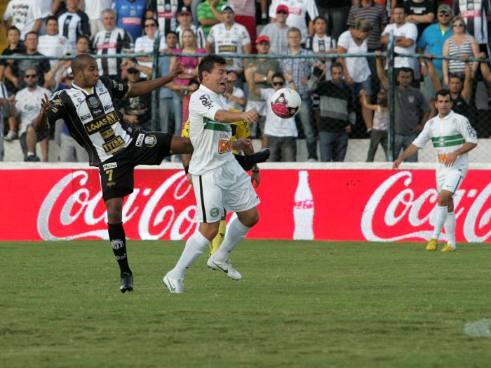 Anderson Aquino teve algumas chances para dar a vitória ao Coritiba em Ponta Grossa, mas falhou nas finalizações | Josué Teixeira/Gazeta do Povo