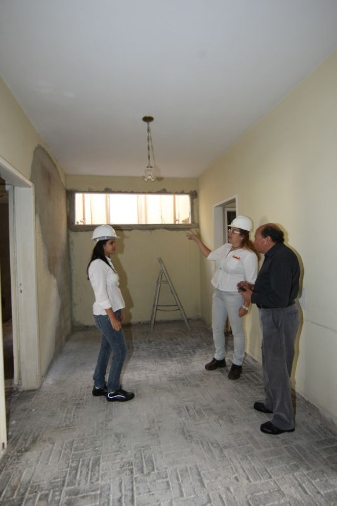 A arquiteta Luciana Rael (à esq.) e a engenheira Fabiana Mazetto orientam o cliente Carlos Cruz |