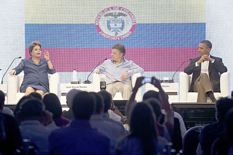 A presidente Dilma fala a empresários antes da abertura da Cúpula das Américas, ao lado do presidente colombiano, Juan Manuel Santos e de Obama | Saul Loeb/AFP