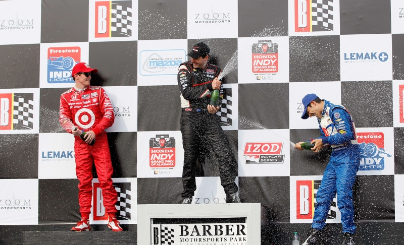 Will Power comemora no alto do pódio ao lado de Hélio Castroneves (esq) e Scott Dixon | Kevin C. Cox/Getty Images/AFP