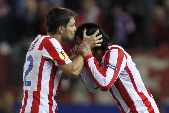Diego cumprimenta Falcao Garcia, autor de dois gols do Atlético de Madrid na vitória sobre o Valencia | Reuters