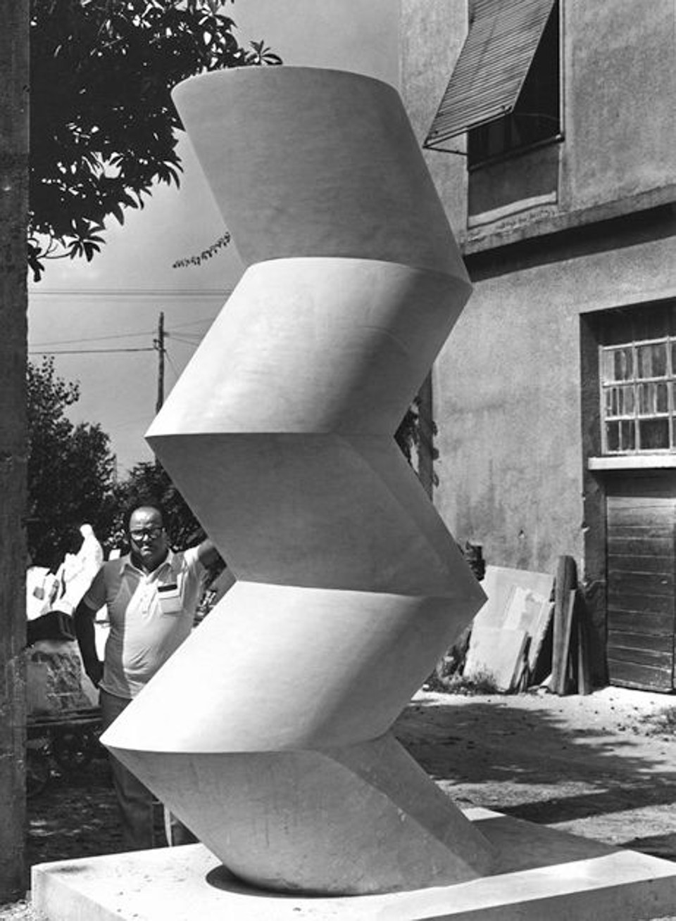 Camargo ao lado da escultura instalada na França, em 1974 | Divulgação