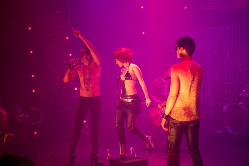 Baitelli e Carvalhido duplicam o papel de Hedwig, enquanto Eline Porto faz um garoto | Divulgação