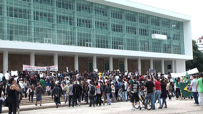 Protesto reuniu 500 pessoas em Curitiba, que iniciaram a passeata na Boca Maldita e foram até o Palácio Iguaçu |