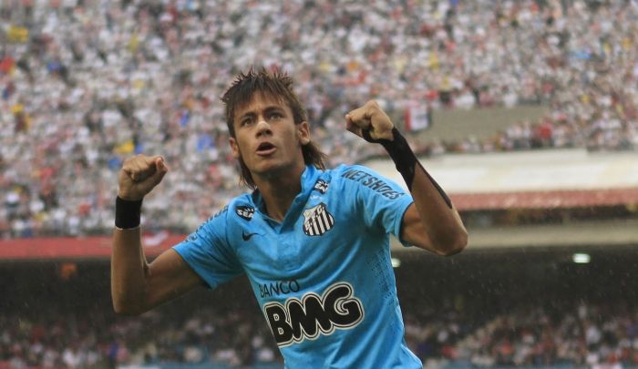 Neymar comemora o primeiro de seus três gols contra o São Paulo na semifinal do Paulista | Reuters