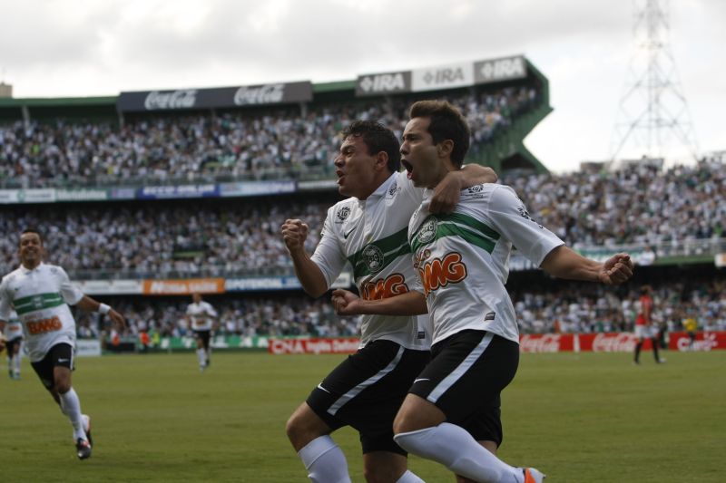 Anderson Aquino e Éverton Ribeiro saem em disparada após o gol-relâmpago que abriu o placar no Alto da Glória | Daniel Castellano/ Gazeta do Povo