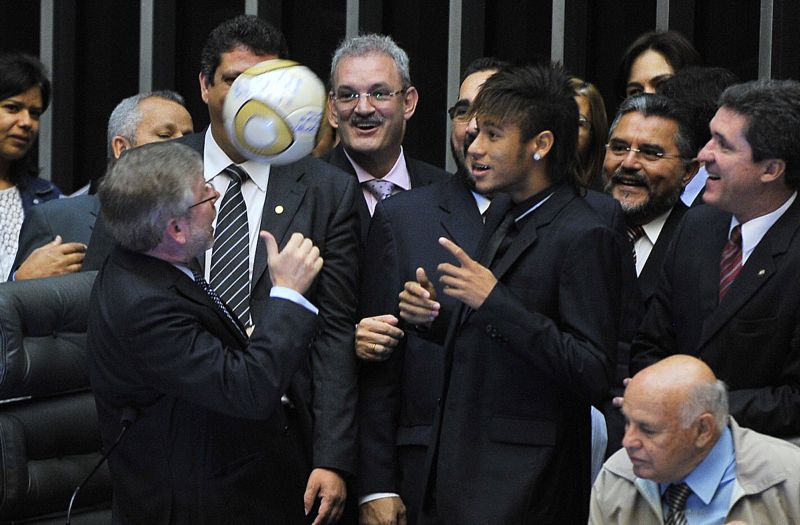 Neymar bate bola com o presidente da Câmara, Marco Maia (PT-RS) | Rodolfo Stuckert / Agência Câmara