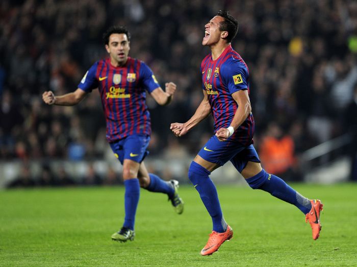 Autor de dois gols sobre o Getafe, o chileno Alexis Sánchez comemora - com Xavi ao fundo - no Camp Nou | Josep Lago/AFP