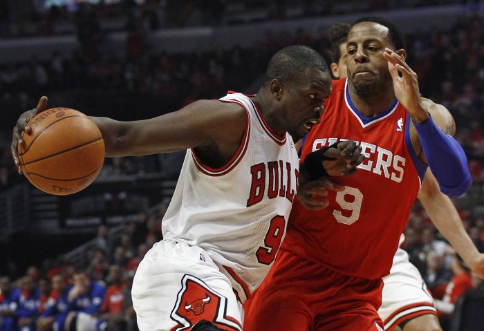 Luol Deng, do Bulls, tenta passar pela marcação de Andre Iguodala, do 76ers: equipe de Chicago venceu a da Philadelfia por 103 a 91 | Reuters