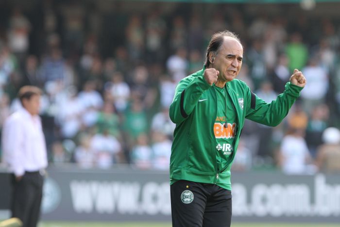 Marcelo Oliveira comemora o gol de Lincoln, o segundo do Coxa na vitória sobre o Atlético | Daniel Castellano / Gazeta do Povo