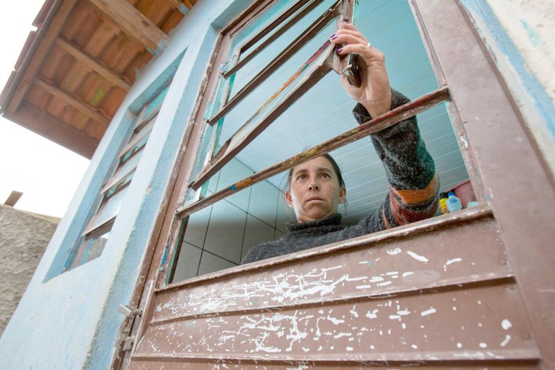 Elisangela Gonçalves: estrutura de metal de uma das portas está totalmente danificada | Henry Milleo/ Gazeta do Povo