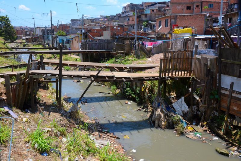 A Favela Iguaçu, na Grande São Paulo, é um triste exemplo da precariedade do saneamento no país | Divulgação/Instituto Trata Brasil
