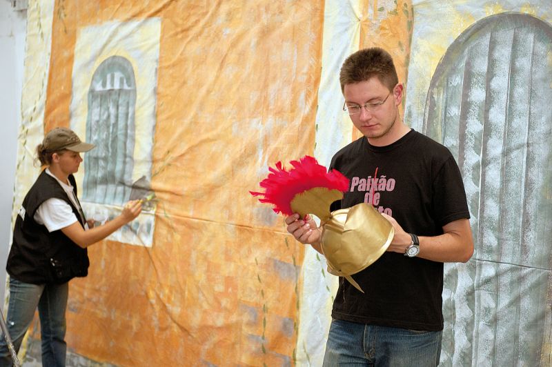 O produtor cênico Rafael Bloom e Adrian Esposito: voluntários na encenação no Orleans | Marcelo Andrade/ Gazeta do Povo