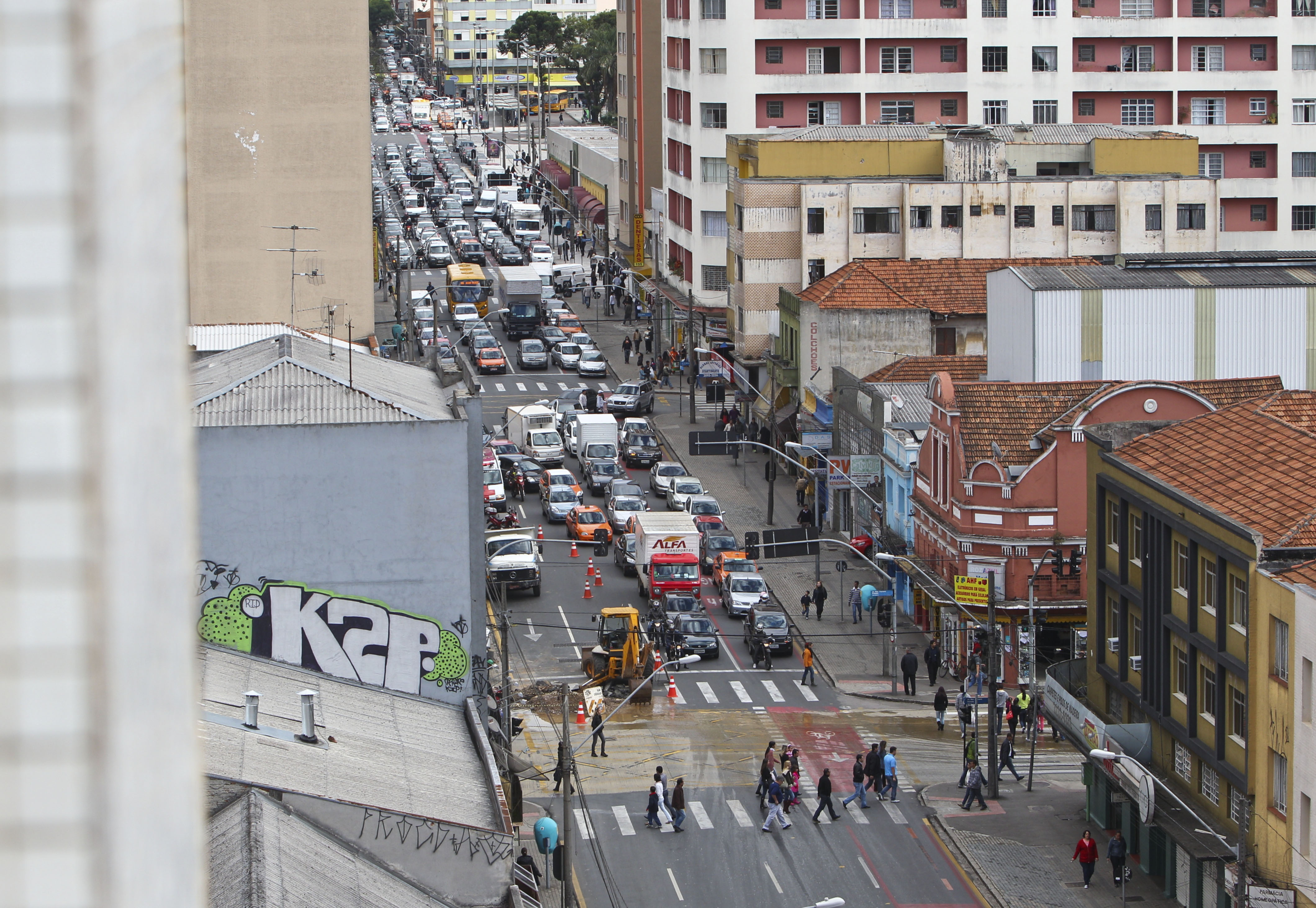 Motoristas relataram demora de até 30 minutos para passar pelo trecho interditado | Daniel Castellano/ Gazeta do Povo