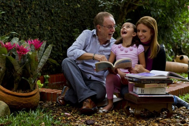 Incentivo às artes: Giovanna Perrini Hahn, de 6 anos, com o avô Edival e a mãe, Luciana |