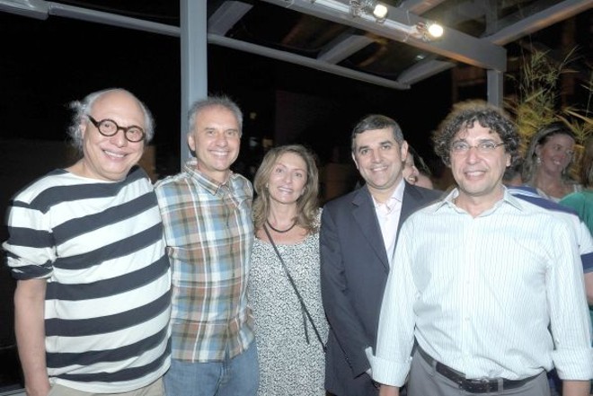 Os publicitários José Buffo Filho (de xadrez) e Claudio Loureiro (à dir.) inauguraram na terça-feira a nova sede da filial de sua agência, a Heads, no Rio de Janeiro, no coração de Ipanema (entre as ruas Farme de Amoedo e Vinícius de Moraes). Entre os convidados da festa estavam Carlos Deiró (à esq.) e Giselle Lima, da Deiró Filmes, e Ronie Pires, diretor de Mercado Nacional da Gazeta do Povo |