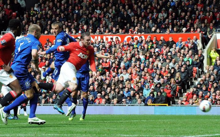Rooney chuta contra o gol do Everton: Manchester United ficou no 4 a 4 | EFE