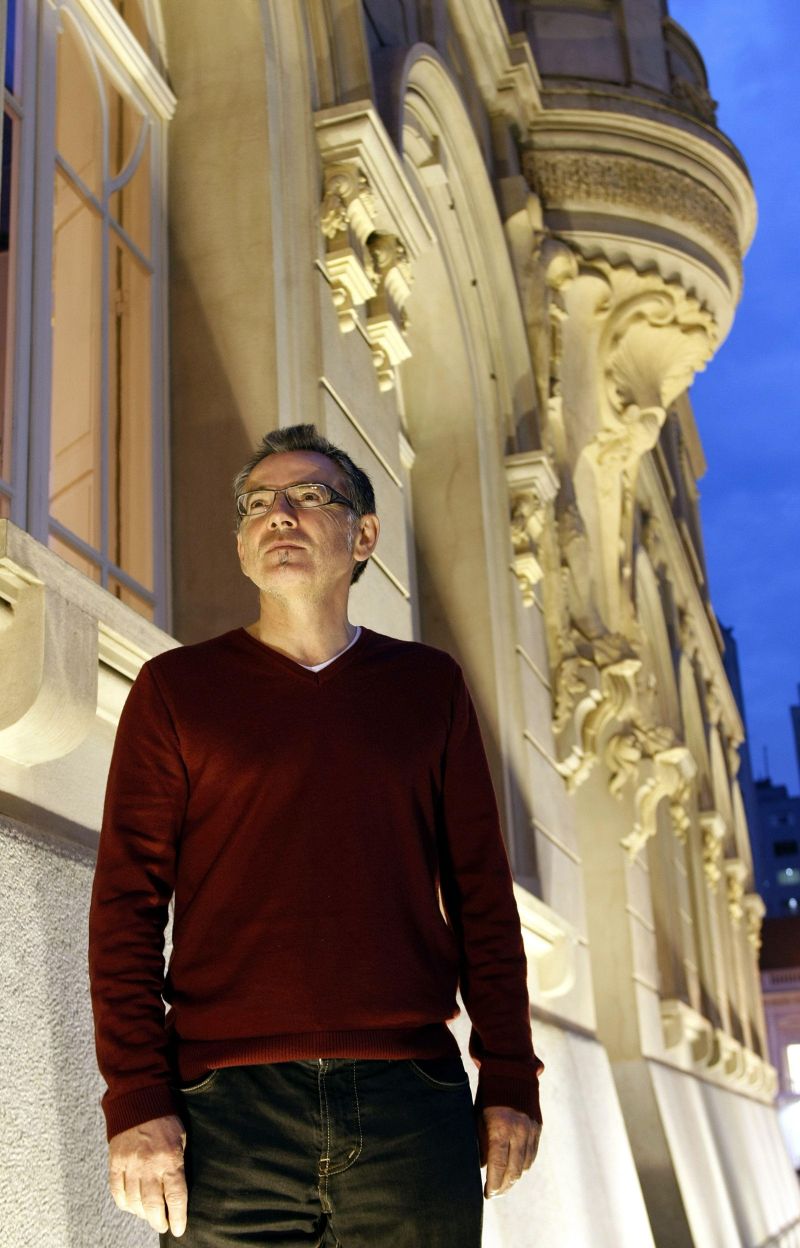 O sociólogo Guy Tapie no Paço Municipal, em Curitiba: curiosidade diante das cercas elétricas, do comércio de rua e da mania de dar beijinhos | Hugo Harada/ Gazeta do Povo