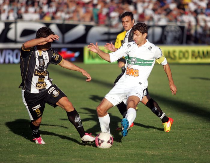 Tcheco reclamou das bolas, da cor do uniforme do goleiro do Operário e da data do jogo no último domingo | Josué Teixeira / Gazeta do Povo