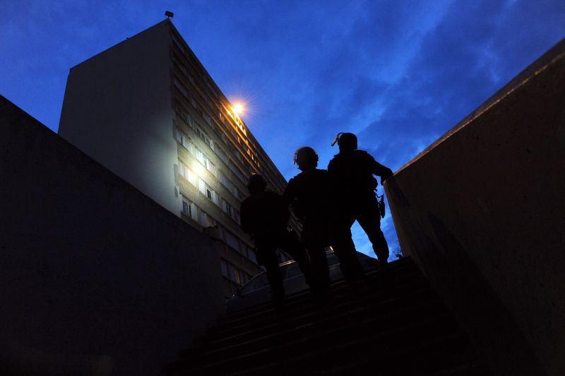 Membros do Grupo de Intervenção da Polícia da França prendem suspeitos de terrorismo em Marselha | AFP PHOTO / GERARD JULIEN