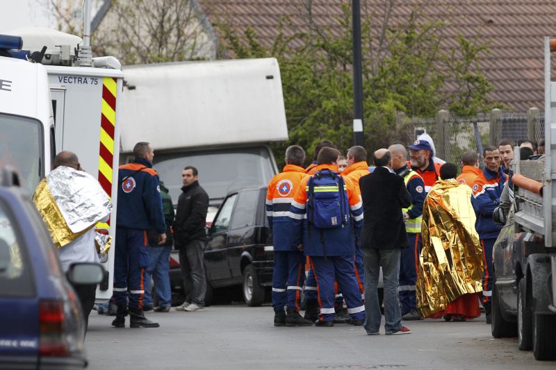 Equipe de resgate próxima ao local onde aconteceu o desmoronamento | Reuters