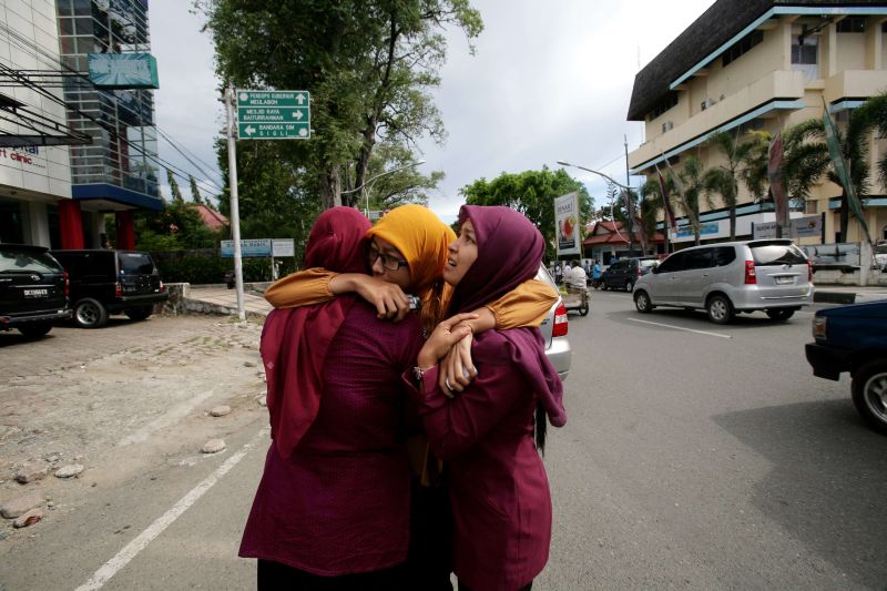 Mulheres se abraçam em Aceh, na Indonésia, onde um forte tremor de terra deixou em alerta a população para o risco de um tsunami na costa do país | Chaideer Mahyuddin/AFP