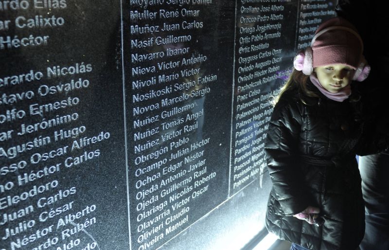 Menina passa por memorial em homenagem aos soldados argentinos mortos durante a Guerra das Malvinas | AFP PHOTO / JUAN MABROMATA