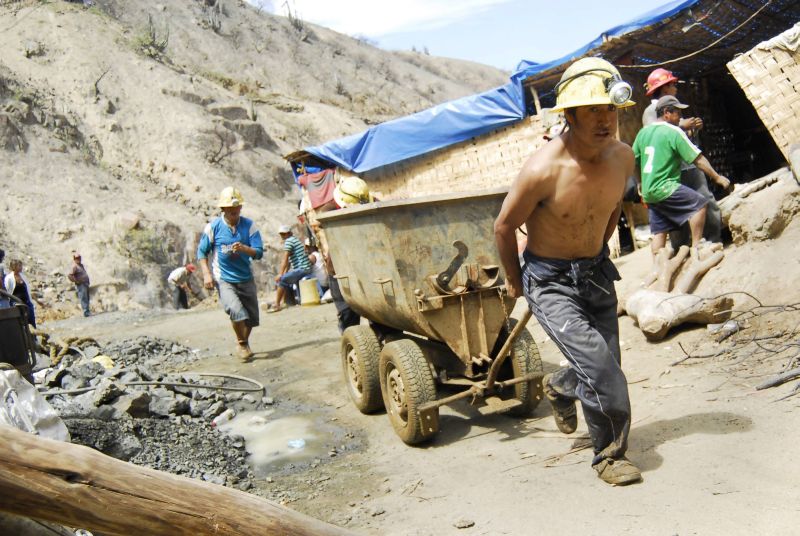 A chegada das duas brigadas com 20 especialistas de companhias mineradoras peruanas trouxe otimismo às famílias dos mineiros presos | REUTERS/Mario Zapata