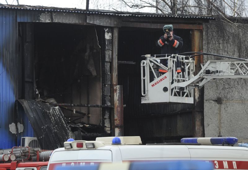Um investigador faz fotos perto de um mercado onde 15 pessoas morreram em um incêndio em Moscou | REUTERS/Stringer