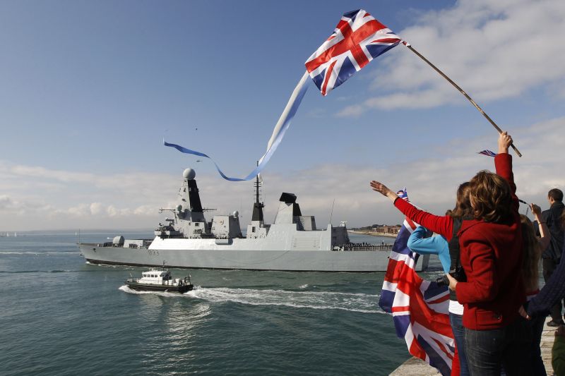 Amigos e familiares da tripulação do HMS Dauntless de despedem nesta quarta-feira. Navio partiu rumo ao Atlântico Sul | REUTERS/Luke MacGregor
