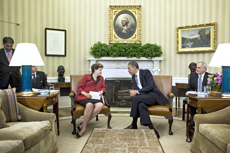 Dilma Rousseff com Barack Obama na Casa Branca. Na primeira visita oficial aos Estados Unidos, a presidente brasileira criticou a guerra cambial ae a desvalorização do dólar | Brendan Smialowski/AFP