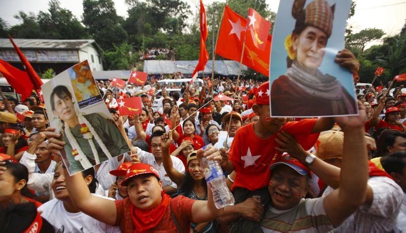 População comemora a vitória nas ruas da cidade de Yangon, antiga capital do país | REUTERS/Staff