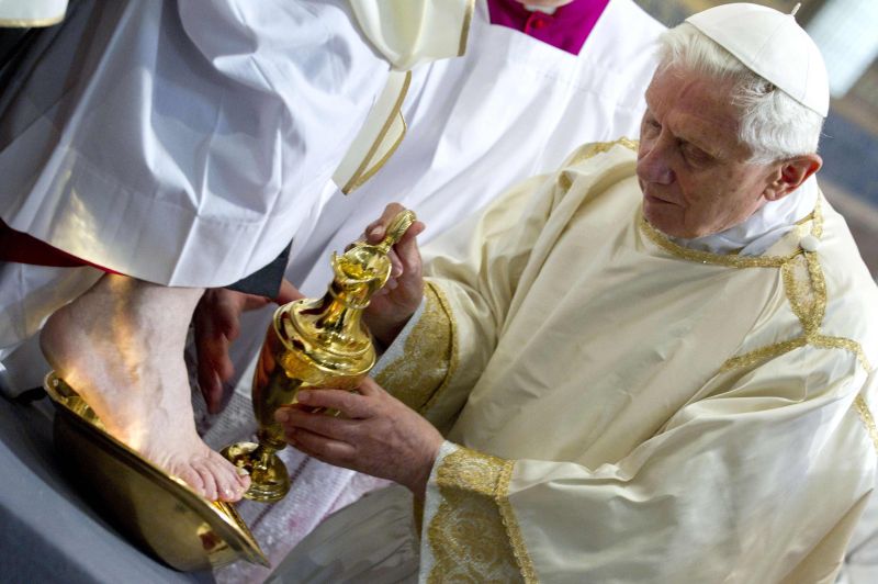 O Papa Bento XVI participa da cerimônia do Lava Pés na Basílica São João de Latrão: missa foi dedicada à Síria | Claudio Peri/Reuters