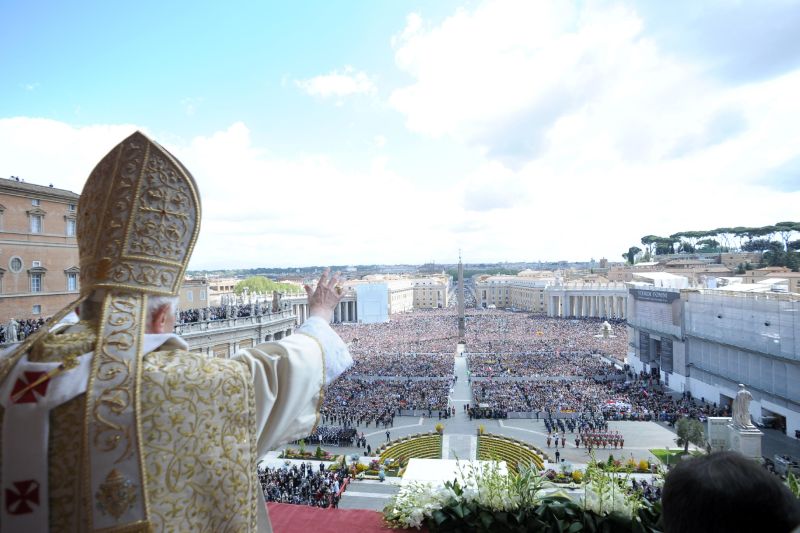 Papa dá a bênção urbi et orbi (à cidade e ao mundo), no Vaticano | Observatório Romano/Reuters