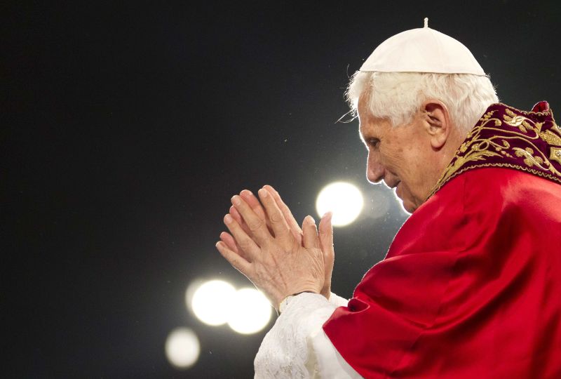 Papa Bento XVI durante a Via Crucis noturna no Coliseu de Roma, na Itália, nesta sexta-feira (6) | Reuters