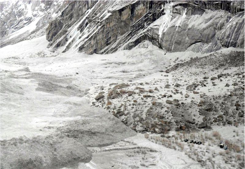 Vista aérea da região onde tropas paquistanesas procuram por vítimas da avalanche | AFP/ISPR