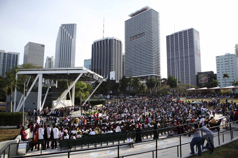 Manifestantes se reúnem em Miami para protestar contra a morte do adolescente Trayvon Martin | REUTERS/Ed Linsmier