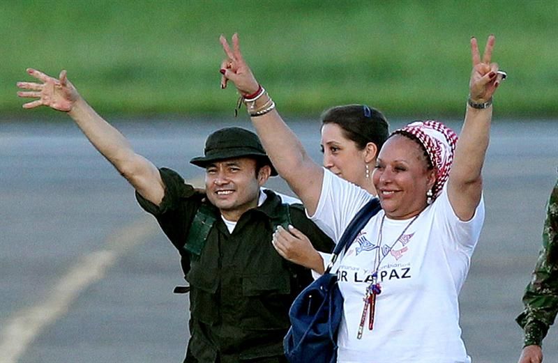 A ex-senadora colombiana Piedad Córdoba, facilitadora da entrega, escreveu em sua conta do Twitter pouco antes da aterrissagem: "cantamos todos cheios de emoção no helicóptero" | EFE/MAURICIO DUEÑAS