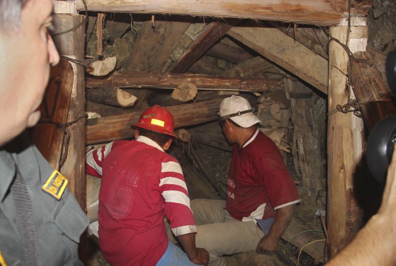 Equipe de socorro participa da operação de resgate dos nove mineiros presos em uma mina no sul do Peru | Reuters