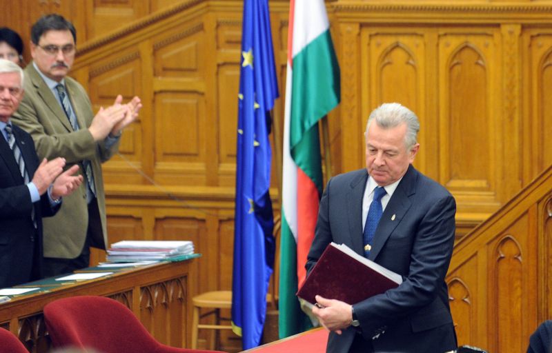 Presidente húngaro Pal Schmitt renuncia após ter título de doutorado retirado por plágio | AFP PHOTO / ATTILA KISBENEDEK