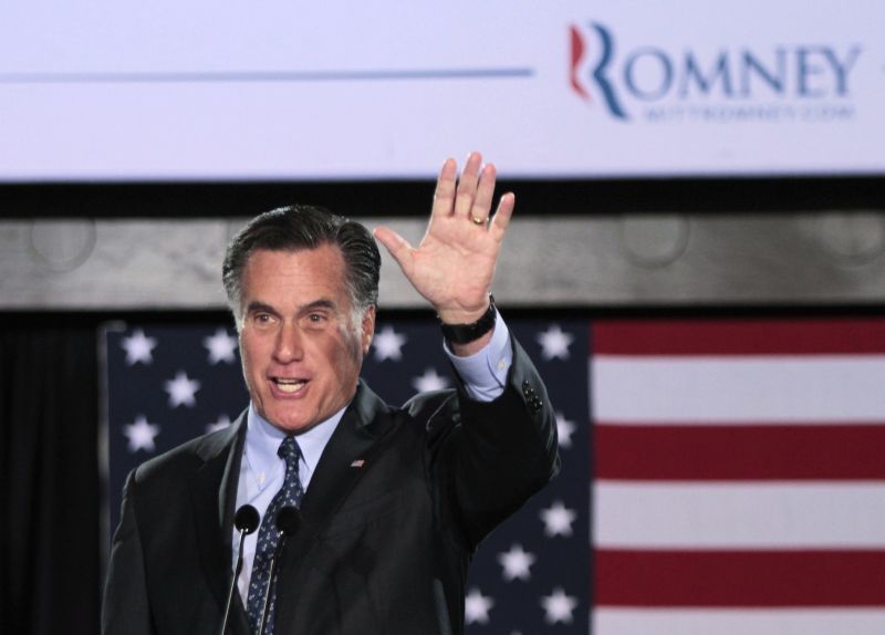 Mitt Romney cumprimenta republicanos em Wisconsin durante primárias da noite de sexta-feira | REUTERS/Darren Hauck