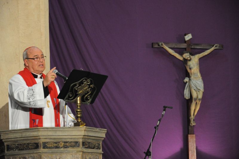 O cardeal cubano Jaime Ortega realiza sermão na Catedral de Havana, em Cuba, durante as celebrações da Sexta-feira Santa | AFP