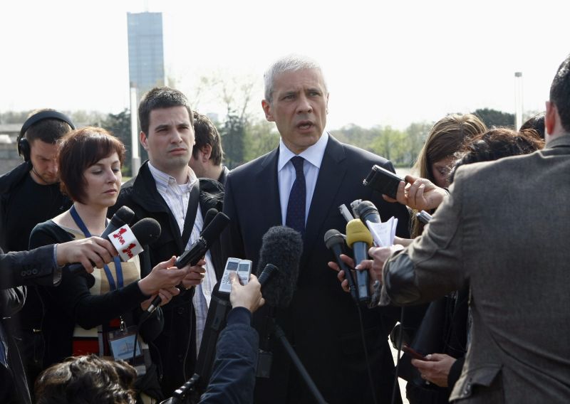 Presidente sérvio Boris Tadic anuncia a sua renúncia à imprensa nesta quarta-feira em Belgrado | REUTERS/Ivan Milutinovic